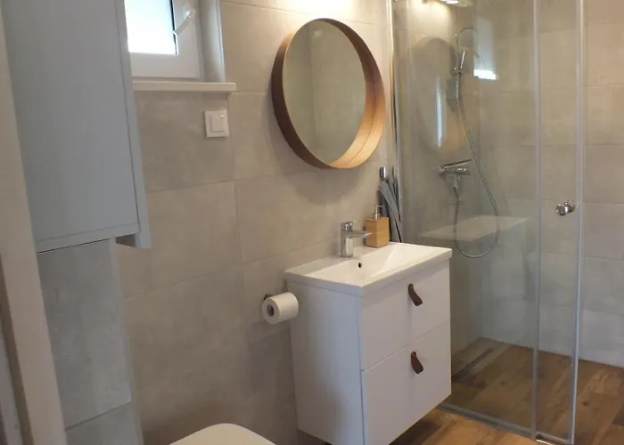 Apanowka Z Balia Jacuzzi Sauna בקתה