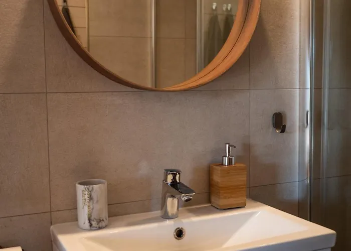 Apanowka Z Balia Jacuzzi Sauna בקתה